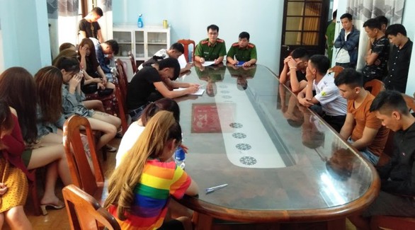 Công an ập vào quán karaoke lúc nửa đêm, 28 người dương tính với ma túy - Ảnh 1. Công an ập vào quán karaoke lúc nửa đêm, 28 người dương tính với ma túy - Ảnh 1.