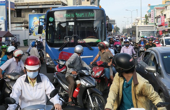 Tài xế xe buýt và xe máy: ai là hung thần? - Ảnh 1. Tài xế xe buýt và xe máy: ai là hung thần? - Ảnh 1.