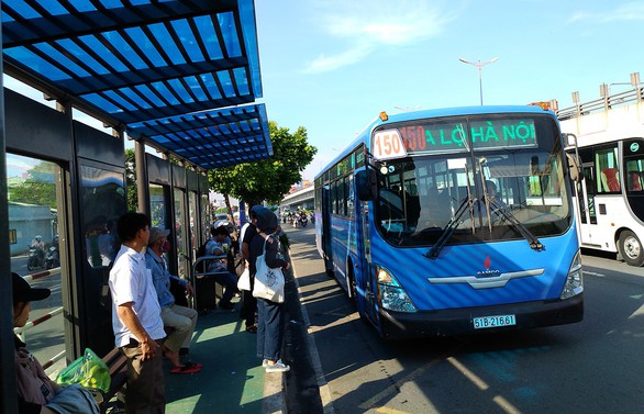 Xót xa với cô nhân viên văn phòng bị xe buýt tạt nước dơ vô người, nhưng ... - Ảnh 1. Xót xa với cô nhân viên văn phòng bị xe buýt tạt nước dơ vô người, nhưng ... - Ảnh 1.