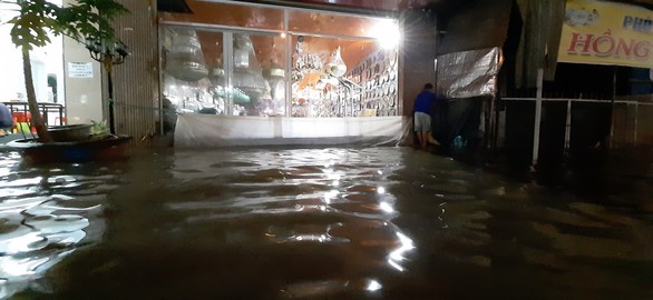 Triều cường kết hợp nước lũ từ thượng nguồn sông Mekong, Cần Thơ ngập nặng - Ảnh 7. Triều cường kết hợp nước lũ từ thượng nguồn sông Mekong, Cần Thơ ngập nặng - Ảnh 7.