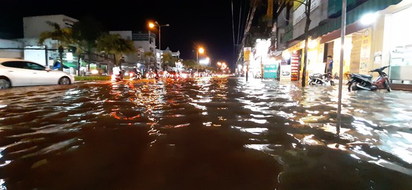 Triều cường kết hợp nước lũ từ thượng nguồn sông Mekong, Cần Thơ ngập nặng - Ảnh 8. Triều cường kết hợp nước lũ từ thượng nguồn sông Mekong, Cần Thơ ngập nặng - Ảnh 8.