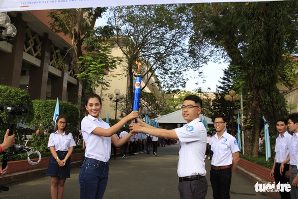 Tiểu Vy, Bình Minh rước đuốc phát động kỷ niệm ngày 3-2 - Ảnh 8. Tiểu Vy, Bình Minh rước đuốc phát động kỷ niệm ngày 3-2 - Ảnh 8.
