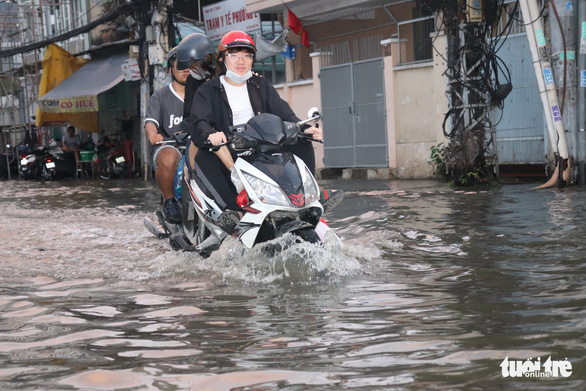Triều cường dâng cao, nhiều đường ven sông tại TP.HCM ngập nặng - Ảnh 5. Triều cường dâng cao, nhiều đường ven sông tại TP.HCM ngập nặng - Ảnh 5.