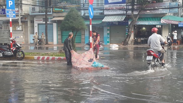 Miền Tây ngập từ thành phố ra quốc lộ, đến tận xóm làng - Ảnh 9. Miền Tây ngập từ thành phố ra quốc lộ, đến tận xóm làng - Ảnh 9.