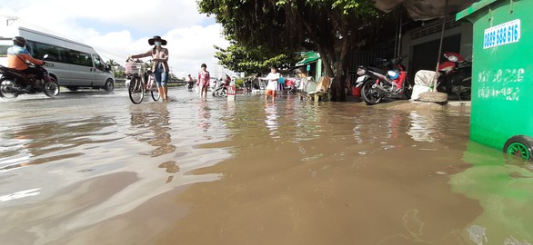 Miền Tây ngập từ thành phố ra quốc lộ, đến tận xóm làng - Ảnh 5. Miền Tây ngập từ thành phố ra quốc lộ, đến tận xóm làng - Ảnh 5.