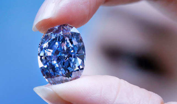 Bí ẩn viên kim cương xanh bị đánh cắp của ông hoàng Saudi - Ảnh 1. Bí ẩn viên kim cương xanh bị đánh cắp của ông hoàng Saudi - Ảnh 1.