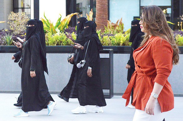 Vừa muốn mở cửa du lịch, Saudi Arabia lại tuyên bố phạt hành vi thiếu đứng đắn nơi công cộng - Ảnh 1. Vừa muốn mở cửa du lịch, Saudi Arabia lại tuyên bố phạt hành vi thiếu đứng đắn nơi công cộng - Ảnh 1.