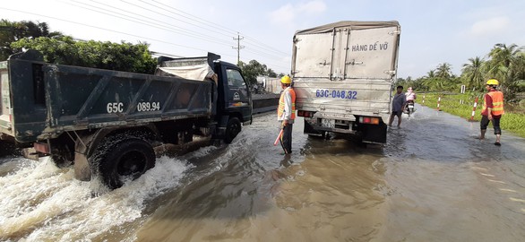 Ngập lịch sử, cả Cần Thơ và Vĩnh Long lênh láng nước trên phố - Ảnh 4. Ngập lịch sử, cả Cần Thơ và Vĩnh Long lênh láng nước trên phố - Ảnh 4.