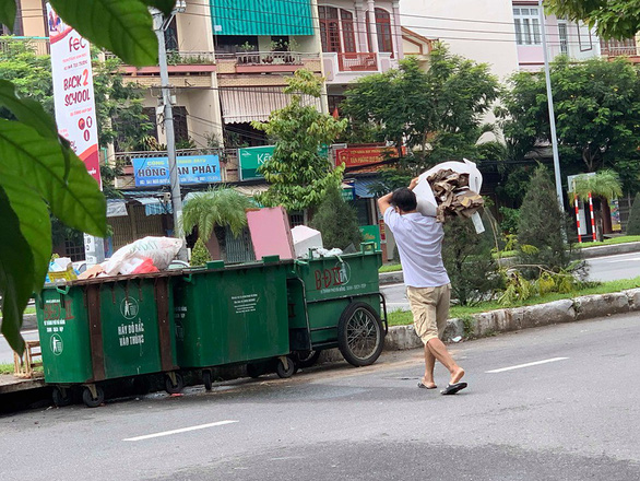 Tranh cãi trách nhiệm bỏ rác lên xe thu gom thuộc về ai ? - Ảnh 3. Tranh cãi trách nhiệm bỏ rác lên xe thu gom thuộc về ai ? - Ảnh 3.