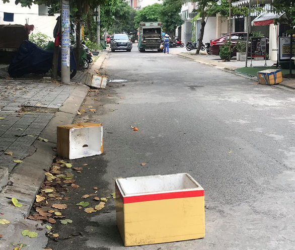 Tranh cãi trách nhiệm bỏ rác lên xe thu gom thuộc về ai ? - Ảnh 1. Tranh cãi trách nhiệm bỏ rác lên xe thu gom thuộc về ai ? - Ảnh 1.