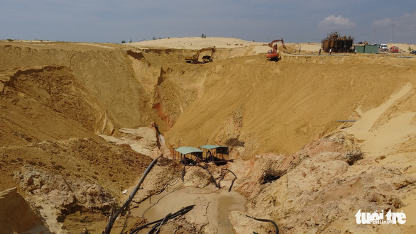 Sập mỏ khai thác quặng titan, một công nhân bị chôn vùi - Ảnh 4. Sập mỏ khai thác quặng titan, một công nhân bị chôn vùi - Ảnh 4.