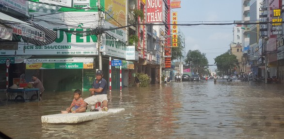 Ngập lịch sử, cả Cần Thơ và Vĩnh Long lênh láng nước trên phố - Ảnh 2. Ngập lịch sử, cả Cần Thơ và Vĩnh Long lênh láng nước trên phố - Ảnh 2.