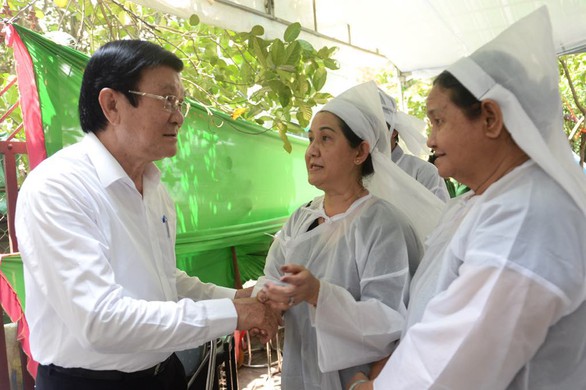 Nguyên Chủ tịch nước Trương Tấn Sang và lãnh đạo TP.HCM viếng ông Nguyễn Hữu Hạnh - Ảnh 1. Nguyên Chủ tịch nước Trương Tấn Sang và lãnh đạo TP.HCM viếng ông Nguyễn Hữu Hạnh - Ảnh 1.