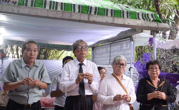 Nguyên Chủ tịch nước Trương Tấn Sang và lãnh đạo TP.HCM viếng ông Nguyễn Hữu Hạnh - Ảnh 3. Nguyên Chủ tịch nước Trương Tấn Sang và lãnh đạo TP.HCM viếng ông Nguyễn Hữu Hạnh - Ảnh 3.
