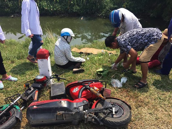 Xe chở cơm tông hàng loạt người đi đường, 2 học sinh thiệt mạng - Ảnh 2. Xe chở cơm tông hàng loạt người đi đường, 2 học sinh thiệt mạng - Ảnh 2.