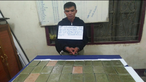 Bắt 2 nghi phạm mang 32 bánh heroin từ Lào vào Việt Nam - Ảnh 1. Bắt 2 nghi phạm mang 32 bánh heroin từ Lào vào Việt Nam - Ảnh 1.