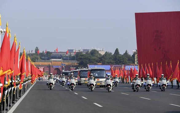 Trung Quốc duyệt binh hoành tráng mừng 70 năm quốc khánh - Ảnh 1. Trung Quốc duyệt binh hoành tráng mừng 70 năm quốc khánh - Ảnh 1.
