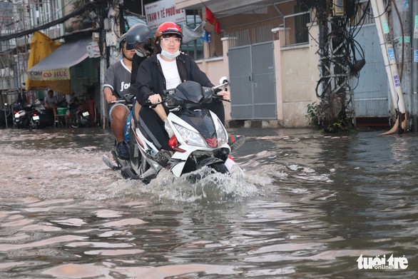 Không phải hôm qua mà hôm nay 30-9 triều cường ở TP.HCM mới là đỉnh 1,68m - Ảnh 1. Không phải hôm qua mà hôm nay 30-9 triều cường ở TP.HCM mới là đỉnh 1,68m - Ảnh 1.