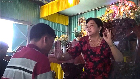 Mẹ Hường chữa bệnh bằng nước suối: phạt mẹ 25 triệu đồng - Ảnh 1. Mẹ Hường chữa bệnh bằng nước suối: phạt mẹ 25 triệu đồng - Ảnh 1.