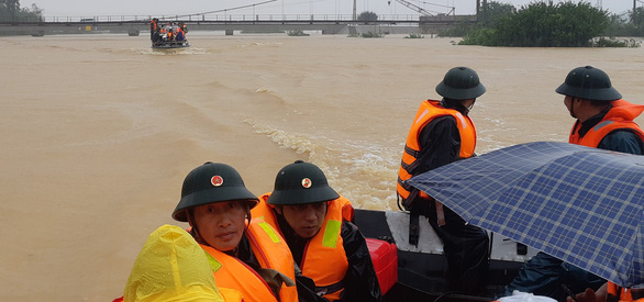Lũ dâng cao cô lập nhiều xã ở Hà Tĩnh - Ảnh 2. Lũ dâng cao cô lập nhiều xã ở Hà Tĩnh - Ảnh 2.