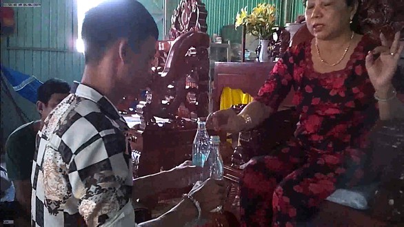 Mẹ Hường chữa bệnh bằng nước suối: phạt mẹ 25 triệu đồng - Ảnh 3. Mẹ Hường chữa bệnh bằng nước suối: phạt mẹ 25 triệu đồng - Ảnh 3.