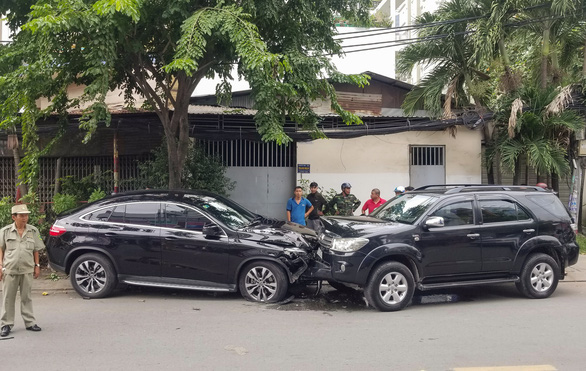 Xe hơi mất lái tông liên hoàn 4 xe máy, nhiều người bị thương - Ảnh 2. Xe hơi mất lái tông liên hoàn 4 xe máy, nhiều người bị thương - Ảnh 2.