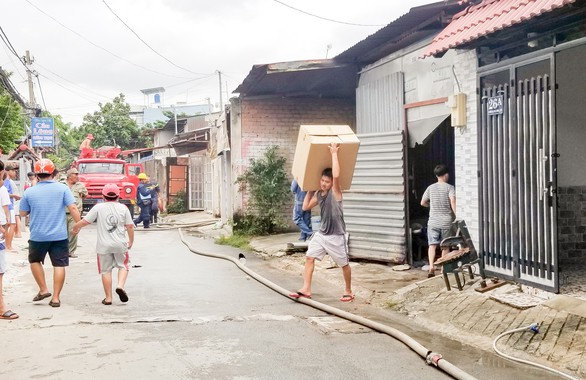 Xưởng đúc tượng ở Thủ Đức cháy dữ dội, cháy lan xưởng vải, xưởng gỗ - Ảnh 3. Xưởng đúc tượng ở Thủ Đức cháy dữ dội, cháy lan xưởng vải, xưởng gỗ - Ảnh 3.