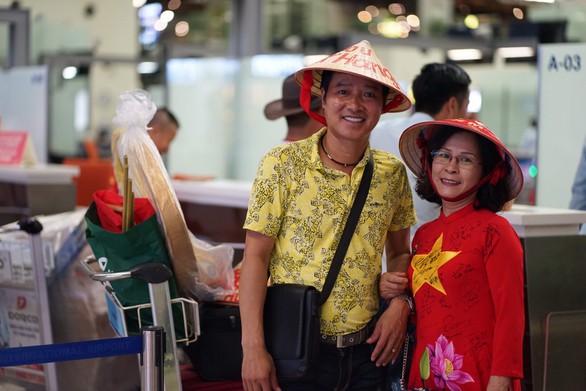 Cựu danh thủ Hồng Sơn sang Thái Lan cổ vũ cho đội tuyển Việt Nam - Ảnh 2. Cựu danh thủ Hồng Sơn sang Thái Lan cổ vũ cho đội tuyển Việt Nam - Ảnh 2.