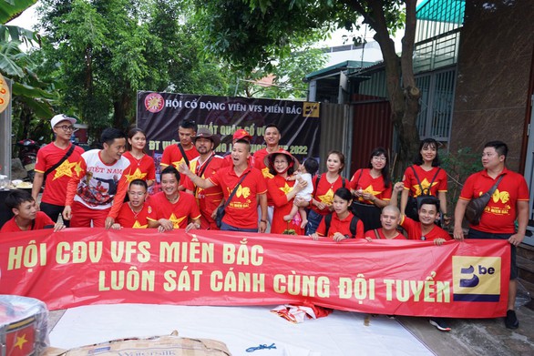 Cựu danh thủ Hồng Sơn sang Thái Lan cổ vũ cho đội tuyển Việt Nam - Ảnh 1. Cựu danh thủ Hồng Sơn sang Thái Lan cổ vũ cho đội tuyển Việt Nam - Ảnh 1.