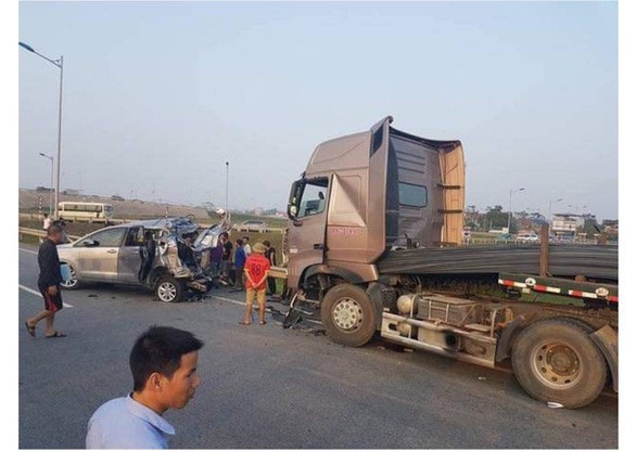 Vẫn đề nghị truy tố tài xế container đâm xe Innova đi lùi trên cao tốc - Ảnh 2. Vẫn đề nghị truy tố tài xế container đâm xe Innova đi lùi trên cao tốc - Ảnh 2.