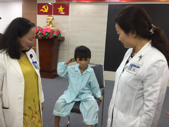Bé 5 tuổi bị thủng màng nhĩ vì nhét pin điện tử vào lỗ tai - Ảnh 1. Bé 5 tuổi bị thủng màng nhĩ vì nhét pin điện tử vào lỗ tai - Ảnh 1.