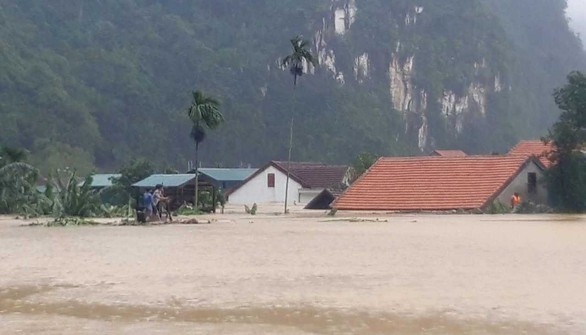 Miền Trung chìm trong biển nước, hơn 15.000 nhà bị ngập - Ảnh 1. Miền Trung chìm trong biển nước, hơn 15.000 nhà bị ngập - Ảnh 1.