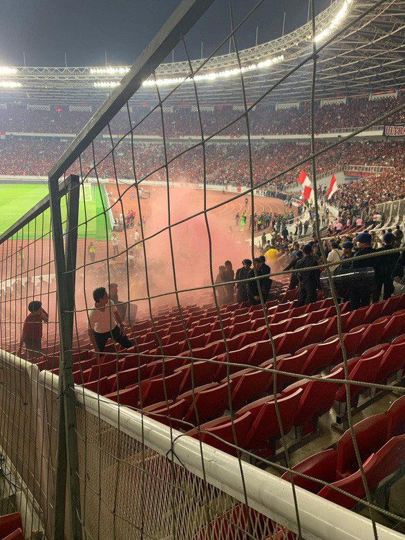 Bộ trưởng Indonesia xin lỗi về vụ khủng bố trên sân Bung Karno - Ảnh 3. Bộ trưởng Indonesia xin lỗi về vụ khủng bố trên sân Bung Karno - Ảnh 3.