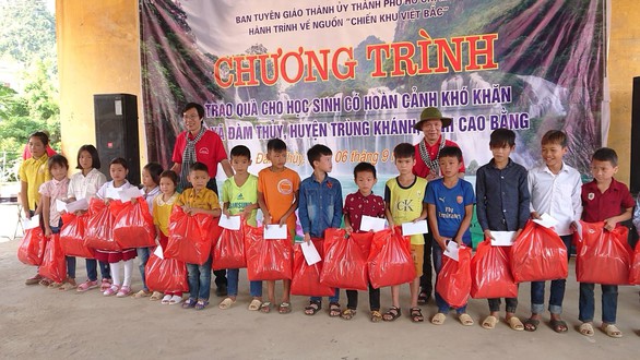 Đoàn về nguồn Ban Tuyên giáo Thành ủy TP.HCM trao 100 suất quà cho học sinh biên giới - Ảnh 1. Đoàn về nguồn Ban Tuyên giáo Thành ủy TP.HCM trao 100 suất quà cho học sinh biên giới - Ảnh 1.