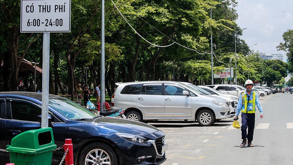 Đậu xe hơi không trả phí ở TP.HCM sẽ bị xử phạt, từ chối đăng kiểm? - Ảnh 1. Đậu xe hơi không trả phí ở TP.HCM sẽ bị xử phạt, từ chối đăng kiểm? - Ảnh 1.