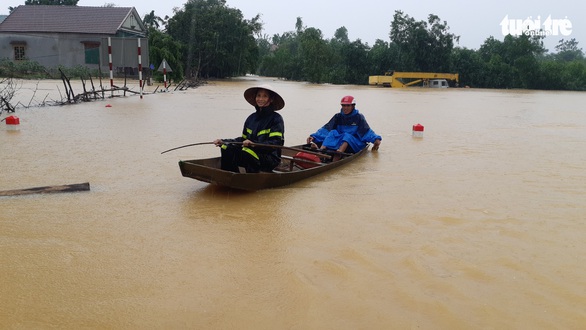 Hà Tĩnh còn 2 xã bị cô lập hoàn toàn, dân vẫn phải chèo xuồng đi lại - Ảnh 1. Hà Tĩnh còn 2 xã bị cô lập hoàn toàn, dân vẫn phải chèo xuồng đi lại - Ảnh 1.
