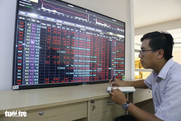 Chứng khoán Việt tiếp tục giảm, ngược dòng thế giới - Ảnh 1. Chứng khoán Việt tiếp tục giảm, ngược dòng thế giới - Ảnh 1.