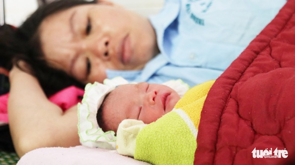Vượt lũ đưa sản phụ đi... vượt cạn - Ảnh 2. Vượt lũ đưa sản phụ đi... vượt cạn - Ảnh 2.