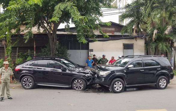 Tài xế chuyển hướng không giảm tốc độ tông hàng loạt xe - Ảnh 1. Tài xế chuyển hướng không giảm tốc độ tông hàng loạt xe - Ảnh 1.