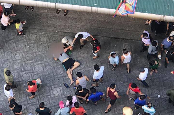 Ngồi uống trà đá, 3 người bị thương sau tiếng nổ phát ra từ chiếc hộp - Ảnh 1. Ngồi uống trà đá, 3 người bị thương sau tiếng nổ phát ra từ chiếc hộp - Ảnh 1.