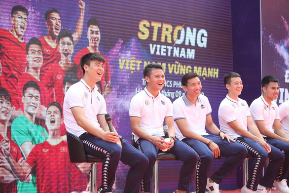 Văn Hậu: Không chỉ tôi, Thành Chung mà cầu thủ nào ở đây cũng tè dầm - Ảnh 1. Văn Hậu: Không chỉ tôi, Thành Chung mà cầu thủ nào ở đây cũng tè dầm - Ảnh 1.