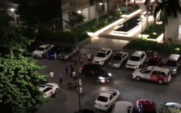Ôtô húc ngã 2 người ở chung cư chỉ vì mâu thuẫn chỗ đậu xe - Ảnh 2. Ôtô húc ngã 2 người ở chung cư chỉ vì mâu thuẫn chỗ đậu xe - Ảnh 2.