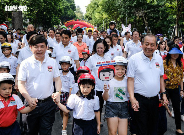 Các vị đại biểu cùng hàng nghìn phụ huynh, học sinh và người dân cùng nhau đi bộ quanh hồ Hoàn Kiếm.