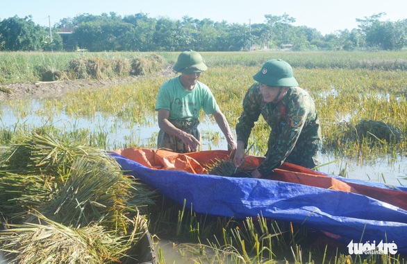 ‘Rốn lũ’ Hà Tĩnh những ngày ấm áp tình người - Ảnh 5. ‘Rốn lũ’ Hà Tĩnh những ngày ấm áp tình người - Ảnh 5.