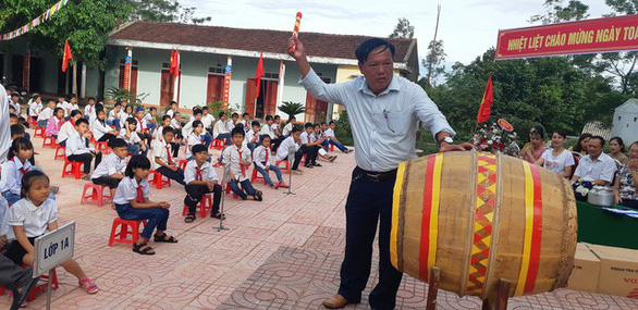 Hàng trăm trường khai giảng 'bù' sau mưa lũ