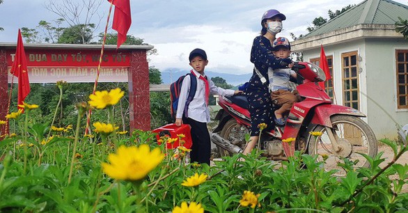 Hàng trăm trường khai giảng bù sau mưa lũ - Ảnh 10. Hàng trăm trường khai giảng bù sau mưa lũ - Ảnh 10.