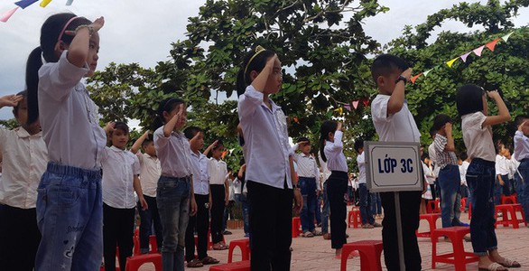 Hàng trăm trường khai giảng bù sau mưa lũ - Ảnh 12. Hàng trăm trường khai giảng bù sau mưa lũ - Ảnh 12.