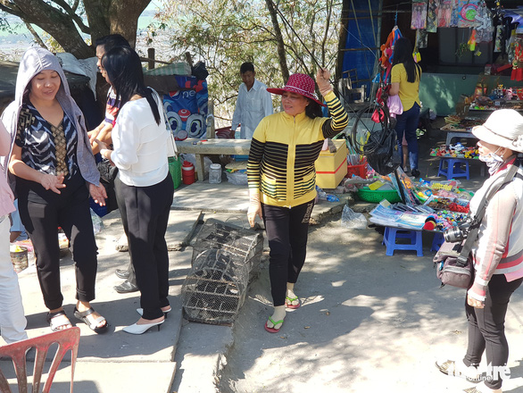 Chèo kéo du khách bán chim yến… phóng sinh - Ảnh 1. Chèo kéo du khách bán chim yến… phóng sinh - Ảnh 1.