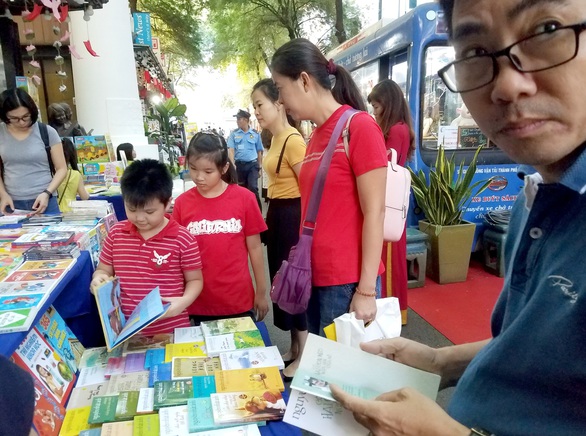 Đường sách tổ chức triển lãm, bói Kiều, viết lưu bút mừng tuổi lên 4 - Ảnh 1. Đường sách tổ chức triển lãm, bói Kiều, viết lưu bút mừng tuổi lên 4 - Ảnh 1.