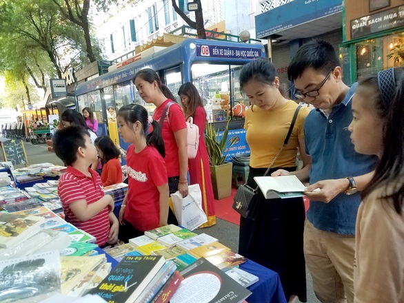 Đường sách tổ chức triển lãm, bói Kiều, viết lưu bút mừng tuổi lên 4 - Ảnh 4. Đường sách tổ chức triển lãm, bói Kiều, viết lưu bút mừng tuổi lên 4 - Ảnh 4.